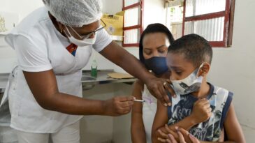 familias-comemoram-a-vacinacao-infantil-contra-a-covid-em-minas