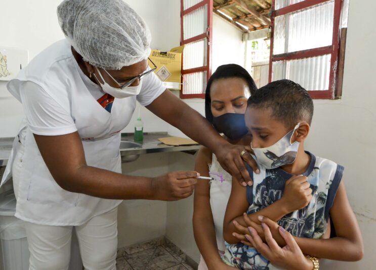 familias-comemoram-a-vacinacao-infantil-contra-a-covid-em-minas