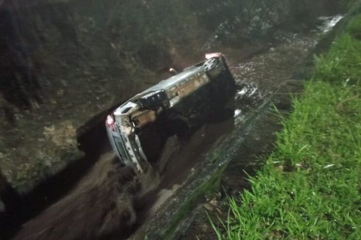 corolla-cai-no-canal-e-motorista-e-resgatado-pelos-bombeiros-em-itabira
