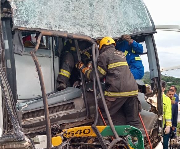 acidente-com-onibus-deixa-oito-pessoas-feridas-na-br-040