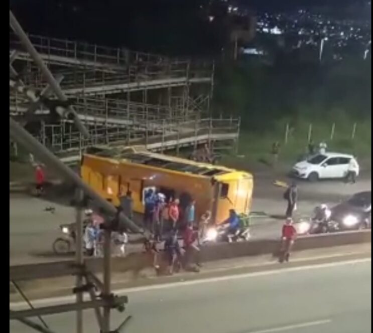 motorista-morre-apos-tombar-micro-onibus-no-anel-rodoviario