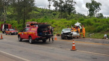 colisao-entre-carros-mobiliza-equipes-de-resgate-na-mg-050