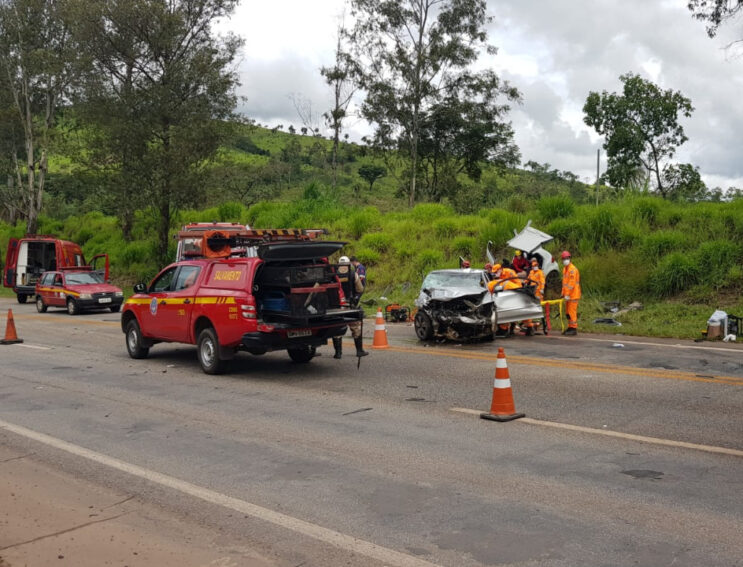 colisao-entre-carros-mobiliza-equipes-de-resgate-na-mg-050