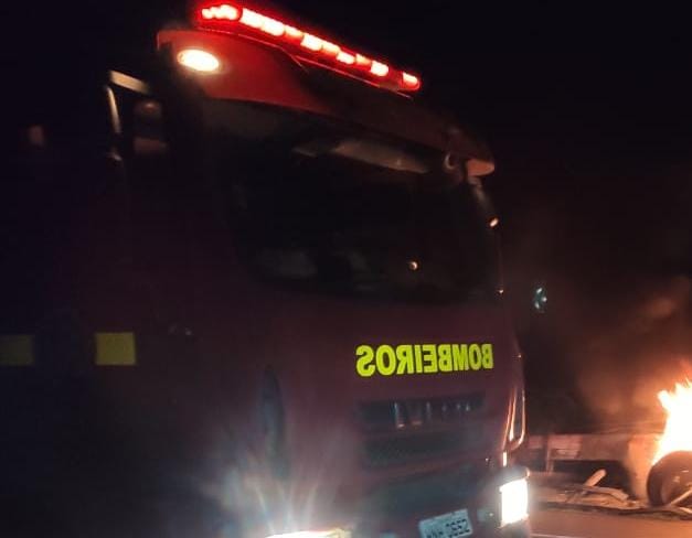 caminhao-com-gasolina-pega-fogo-e-interdita-a-br-381-em-nova-uniao