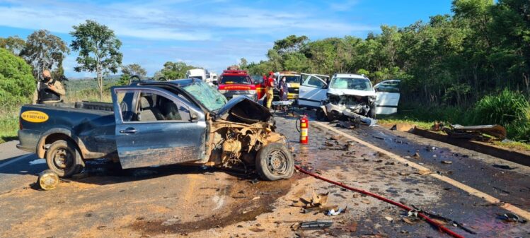 Motorista com sinais de embriaguez fica preso às ferragens após colisão  frontal 