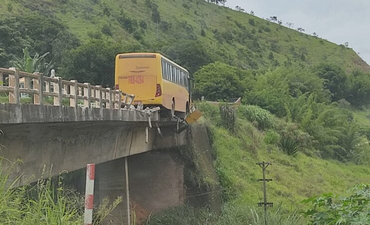 onibus-quase-despenca-de-ponte-na-mg-123-em-rio-piracicaba