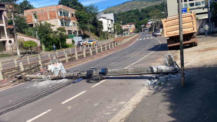 caminhao-derruba-poste-e-interdita-a-avenida-no-centro-de-itabira