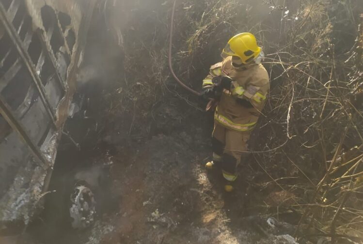 Caminhão dos Correios pega fogo e uma pessoa morre carbonizada