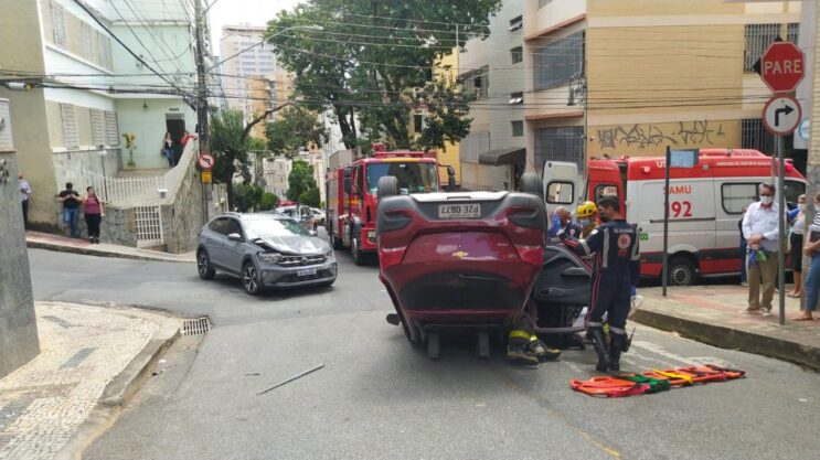 carro-capota-apos-colisao-com-outro-em-belo-horizonte