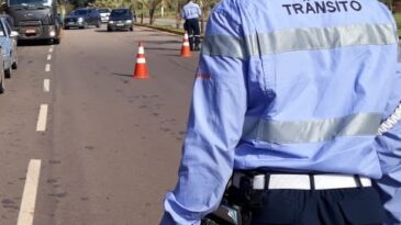 advogado-e-autuado-por-dirigir-com-a-viseira-levantada-em-itabira