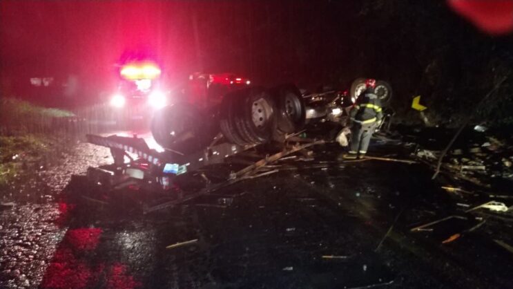 motorista-morre-ao-capotar-caminhao-na-br-262-em-reduto