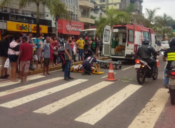 mulher-e-atropelada-por-motocicleta-na-avenida-joao-pinheiro