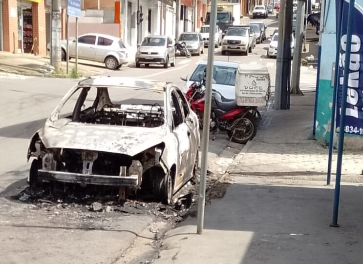 bombeiros-combatem-incendio-em-veiculo-no-caminho-novo