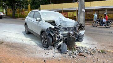 carro-bate-e-derruba-poste-na-praca-do-areao-em-itabira