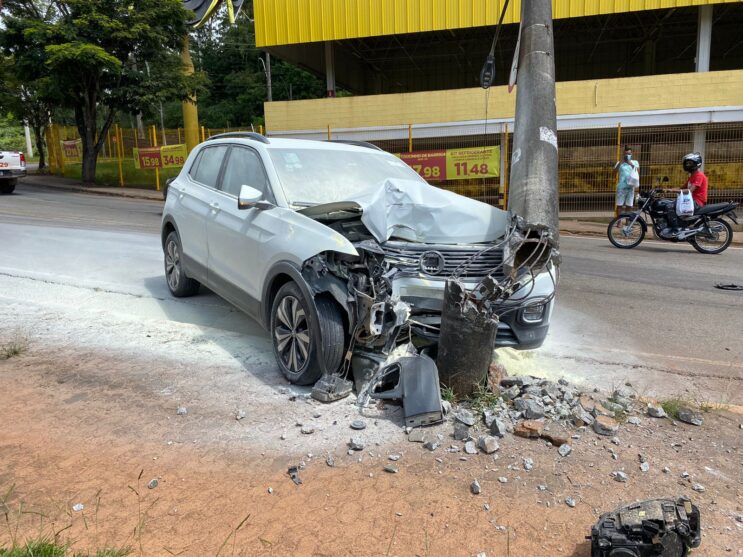 carro-bate-e-derruba-poste-na-praca-do-areao-em-itabira