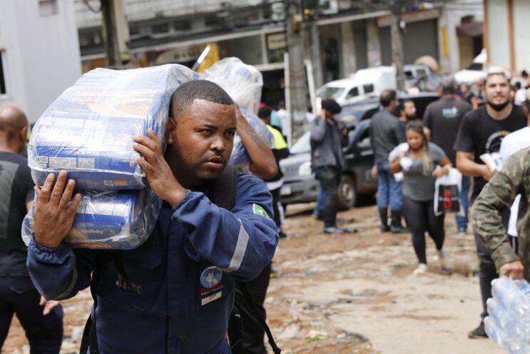voluntarios-ajudam-populacao-de-petropolis