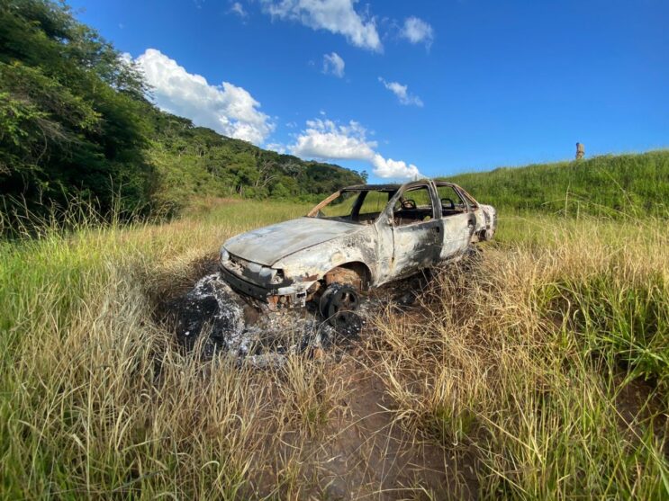 carro-carbonizado-e-encontrado-abandonado-na-area-da-vale