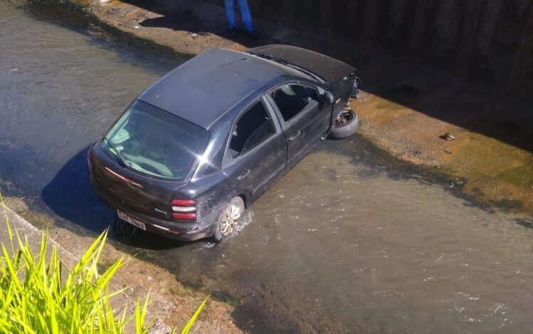 carro-despenca-no-canal-em-frente-a-delegacia-no-bairro-praia