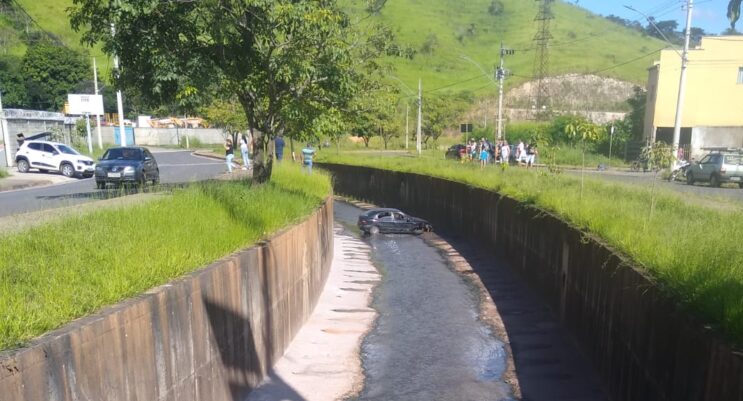 carro-despenca-no-canal-em-frente-a-delegacia-no-bairro-praia