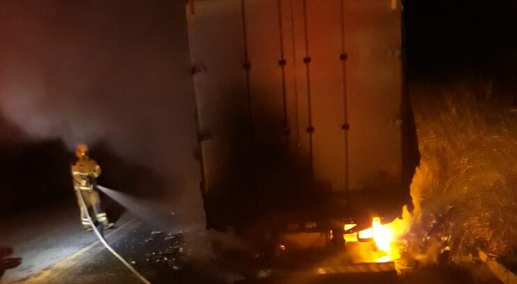incendio-em-carreta-mobiliza-bombeiros-na-br-381