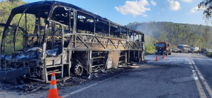 onibus-pega-fogo-e-interdita-a-br-381-em-bela-vista-de-minas