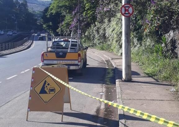 possibilidade-de-queda-de-rocha-interdita-estacionamento-no-centro
