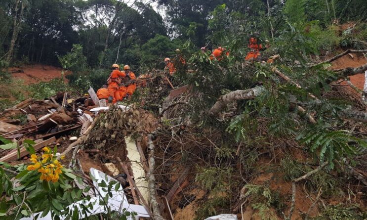 petropolis-bombeiros-acham-mais-um-corpo-e-contabilizam-sete-vitimas