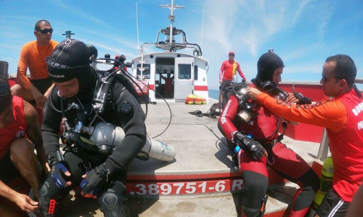 bombeiros-resgatam-corpos-de-vitimas-de-naufragio-em-angra