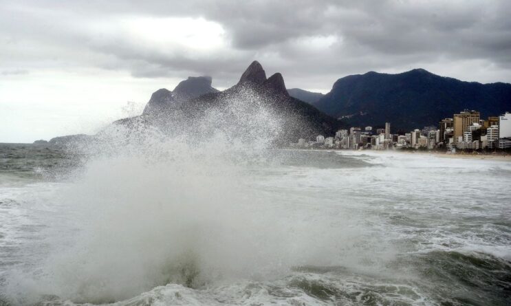 ondas-de-ate-25-metros-podem-atingir-o-litoral-do-rio-ate-domingo