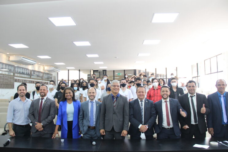 visita-orientada-traz-a-camara-de-itabira-a-alunos-da-eemza