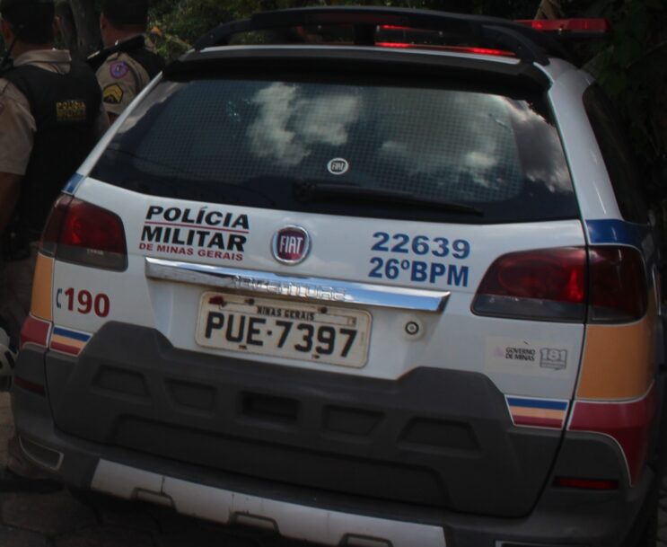 homem-e-preso-pela-pm-ao-ser-flagrado-urinando-na-rua