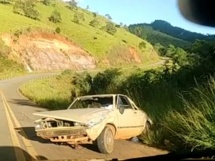 gol-capota-e-duas-pessoas-ficam-feridas-na-estrada-do-carmo