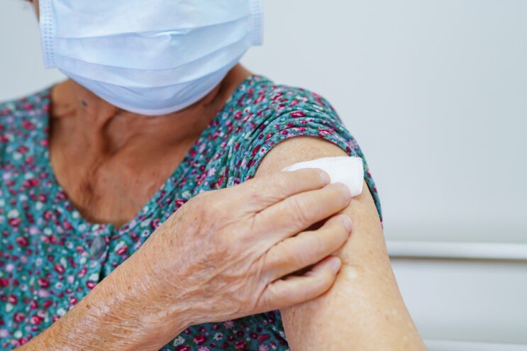 covid-19-itabira-inicia-vacinacao-de-idosos-acima-de-80-anos-com-a-quarta-dose