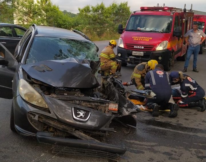 motorista-fica-preso-as-ferragens-em-acidente-na-br-381