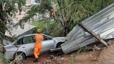 carro-com-duas-mulheres-quase-despenca-em-ribanceira-no-areao