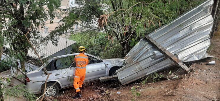 carro-com-duas-mulheres-quase-despenca-em-ribanceira-no-areao