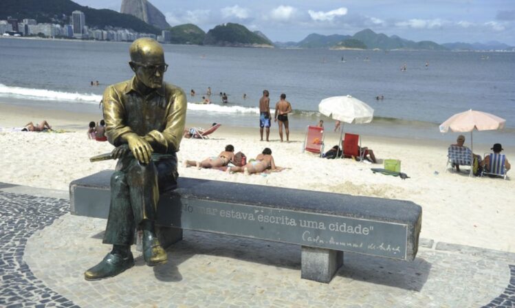 oculos-furtados-da-estatua-de-drummond-serao-repostos-em-um-mes