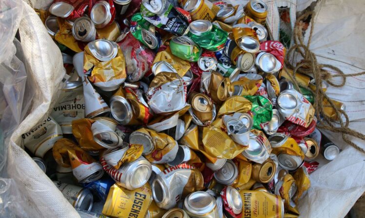 brasil-registra-reciclagem-de-987-de-latas-de-aluminio-em-2021