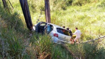 motorista-e-socorrido-pelo-rever-apos-carro-cair-em-ribanceira