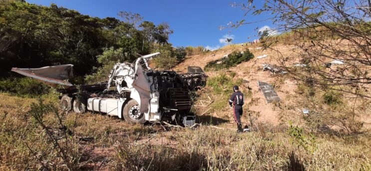 motorista-morre-apos-carreta-capotar-em-ribanceira-na-mgc-120
