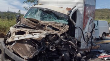 caminhao-fica-destruido-em-acidente-na-br-381-em-caete