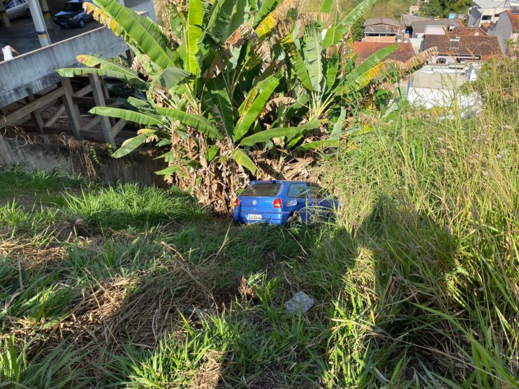 carro-despenca-em-ribanceira-no-bairro-gabiroba