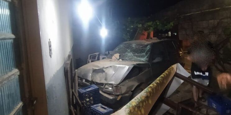 carro-invade-residencia-e-deixa-feridos-no-bairro-fenix
