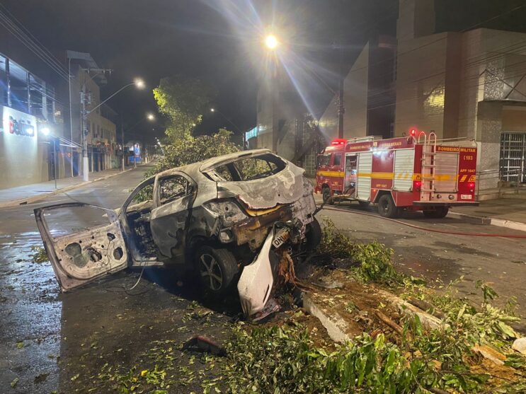 carro-bate-em-arvore-e-pega-fogo-em-coronel-fabriciano