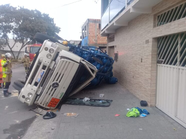 motorista-e-resgatado-apos-tombar-caminhao-com-botijoes-de-gas