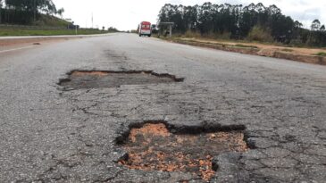 buraco-na-pista-causa-acidente-com-motociclista-em-itabira