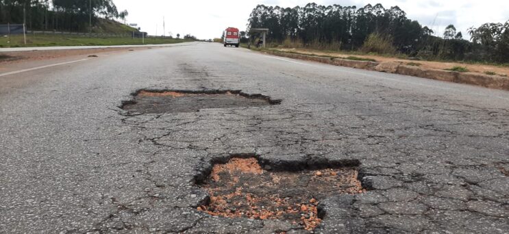 buraco-na-pista-causa-acidente-com-motociclista-em-itabira