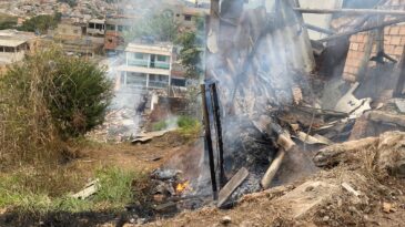 residencia-pega-fogo-e-moradores-questionam-ausencia-dos-bombeiros