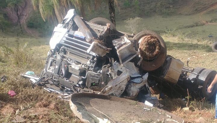 casal-morre-apos-acidente-com-carreta-na-br-381-em-nova-era