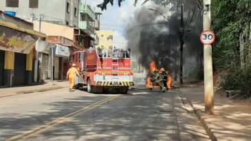 carro-pega-fogo-e-interdita-avenida-rio-doce-em-itabira